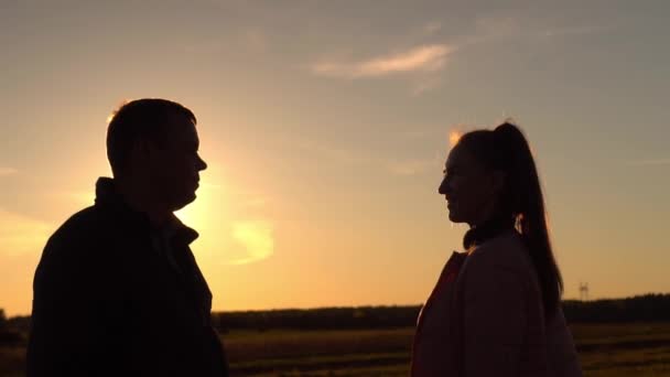 Manos de hombres jóvenes de chico y chica dando chocos al atardecer. — Vídeos de Stock