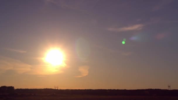 Un uomo e una donna batti cinque al tramonto in un campo. Primo piano. rallentatore — Video Stock