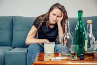 Akşamdan kalma genç esmer kadın evdeki çılgın bir partiden sonra kafasından köpüklü bir hap içecek ve önümüzdeki güne hazırlanmaya çalışacak. Pazartesi sabahı alkol içtikten sonraki sabah kavramı