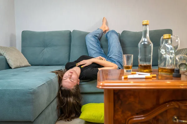 Bêbado Jovem Cabelos Escuros Mulher Está Dormindo Sofá Depois Uma — Fotografia de Stock