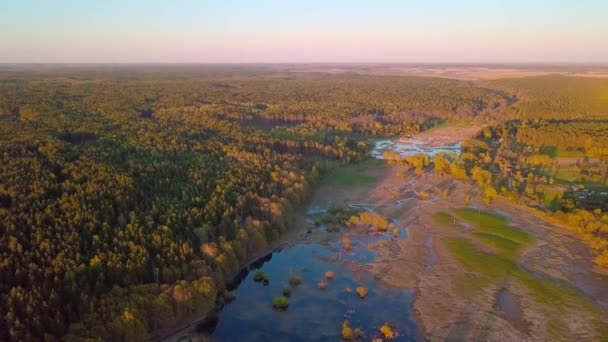 Drönaren flyger över ett vackert sommarlandskap med en flod vid solnedgången. — Stockvideo