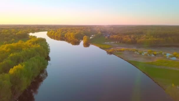 Gyönyörű kilátás nyílik a festői kanyargós folyó körül erdő naplementekor. — Stock videók