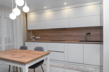 Parlak bir mutfağın güzel, minimalist iç mekanı.