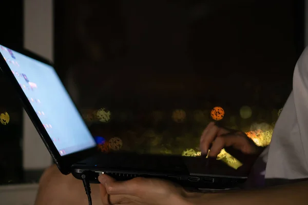 Jovem Mulher Segura Laptop Seu Colo Fechar Noite Perto Janela — Fotografia de Stock