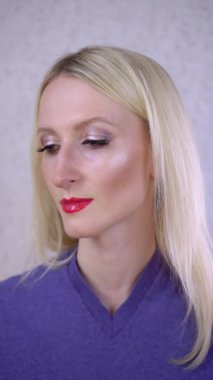 Akşam makyajlı, kameraya poz veren güzel bir kadın yüzü..