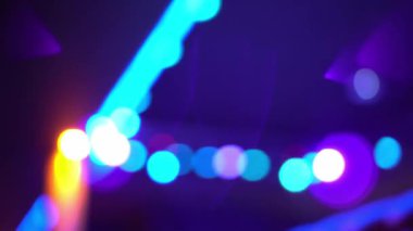 Gece kulübü ışıkları bulanık. Mavi arka planda yanıp sönüyor ve dönüyorlar..