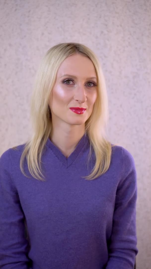 Krásná ženská tvář s večerním make-upem, pózování pro kameru. — Stock video
