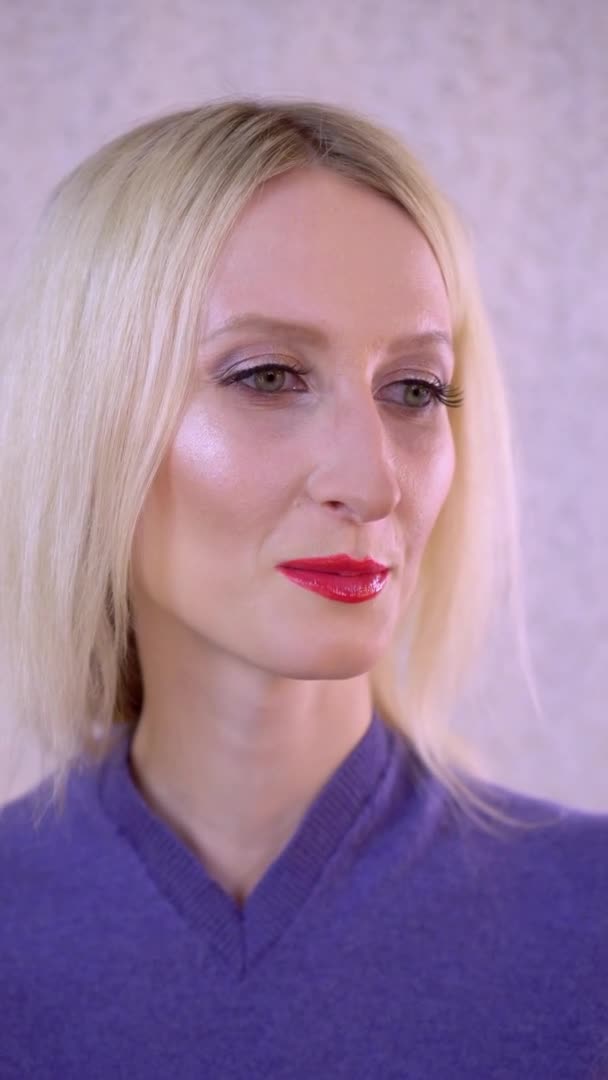 Portrét ženy dívající se do kamery a usmívající se, večerní make-up. — Stock video