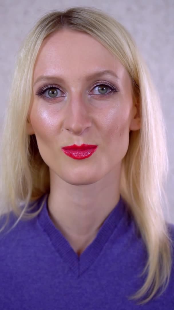 Mooi vrouwelijk gezicht met avondmake-up, poseren voor de camera. — Stockvideo