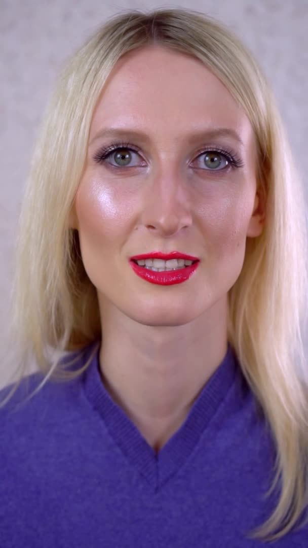 Piękna kobieca twarz z makijażem wieczorowym, pozowanie do kamery. — Wideo stockowe