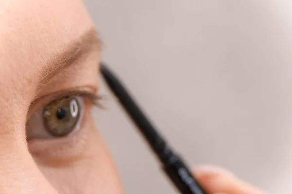 Die Hand Des Maskenbildners Zeichnet Mit Einem Bleistift Augenbrauen Für — Stockfoto