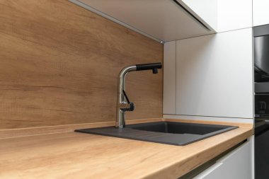 Musluğu ve lavabosu olan modern bir mutfak, minimalizm.