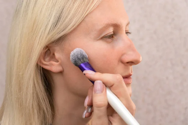 Maquillaje Artista Usando Cepillo Aplicar Base Para Maquillaje Cara Una — Foto de Stock