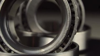 Siyah bir arkaplanda döner döner yataklı döngüsüz video.