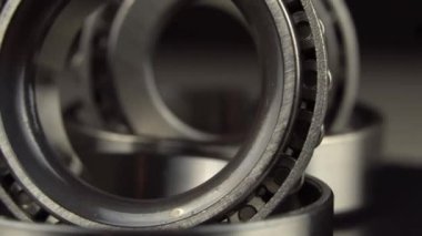 Siyah bir arkaplanda döner döner yataklı döngüsüz video.