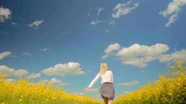 Kadın hızla koşar çiçek açan kolları açık, gülümseyen bir şekilde.