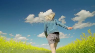 Kadın hızla koşar çiçek açan kolları açık, gülümseyen bir şekilde.