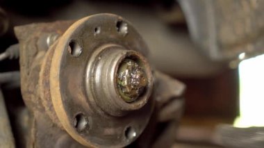 Otomobil tamircisinin ya da ustanın elleri ve arabanın gövdesini ve yönünü değiştir..