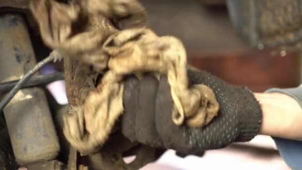 主人的手用脏抹布擦拭轮毂轴上多余的油脂. — 图库视频影像