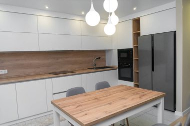 Parlak bir mutfağın güzel, minimalist iç mekanı.