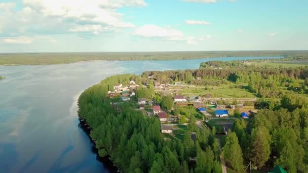 Vitryssland, fågelperspektiv på ett sommarälvslandskap och en liten by — Stockvideo