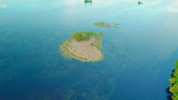 Αεροφωτογραφία της λίμνης και του μικρού σε σχήμα καρδιάς νησιού. Ασυνήθιστα φυσικά φαινόμενα — Αρχείο Βίντεο