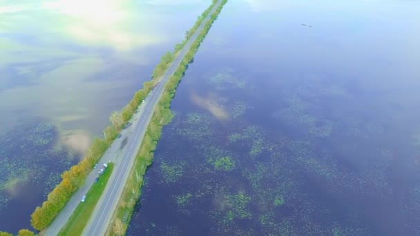 Estrada através do rio ou lago. cuspo de uma estrada criada artificialmente através do mar — Vídeo de Stock