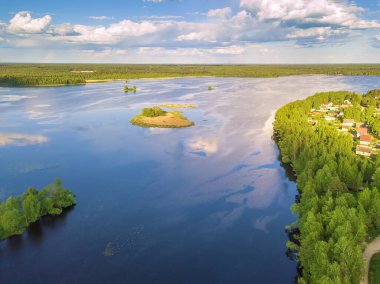 Güneşli bir günde baraj gölünün drone görüntüsü. Su ve ormanların üzerinde insansız hava aracı olan güzel bir manzara. Drut Nehri 'ndeki Chigirinsky rezervuarı