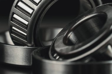 Siyah arka plan makro fotoğrafında iki yeni araba mili.