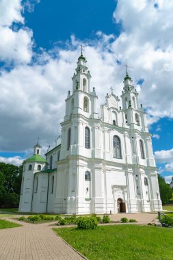Polotsk 'taki St. Sophia Ortodoks Katedrali güneşli bir yaz günü, Belarus. Dikey fotoğraf