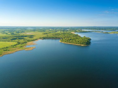 Göl manzarası çok güzel ve insansız hava aracı var. Birçok göl adası güneşli bir günde ormanlarla, tarlalarla kaplıdır.