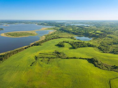 Göl manzarası çok güzel ve insansız hava aracı var. Birçok göl adası güneşli bir günde ormanlarla, tarlalarla kaplıdır.