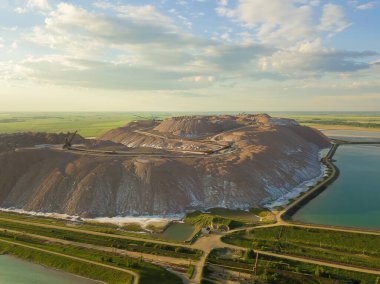 Tuz dağlarındaki sanayi arazisinin insansız hava aracı görüntüsü, gün batımında Soligorsk atık alanları, Belarus