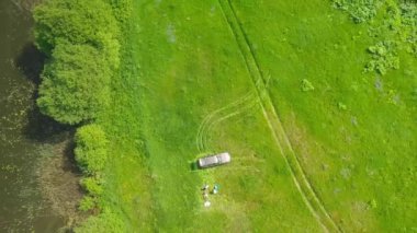 Bir adanın ortasında duran, piknik yapan ya da kamp yapan İHA arabasından ateş etmek.