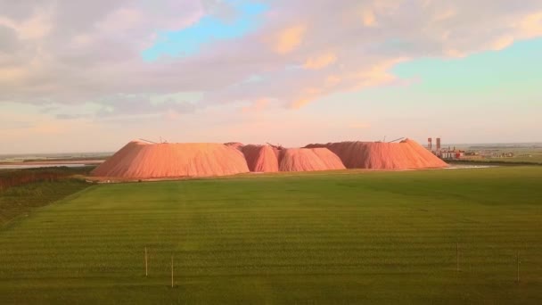 Vista a volo d'uccello dello smaltimento dei rifiuti minerari e dei danni ambientali. — Video Stock