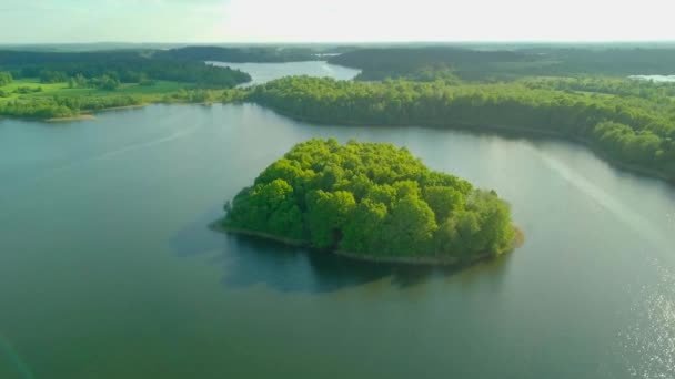 Légi fotózás drón tó és kis sziget alakú szív. — Stock videók