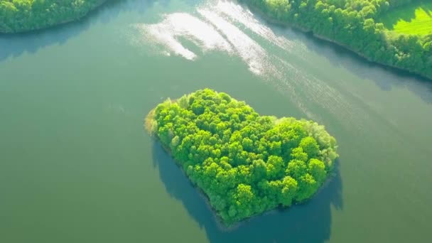 Fotografi udara dari drone danau dan pulau kecil dalam bentuk hati. — Stok Video