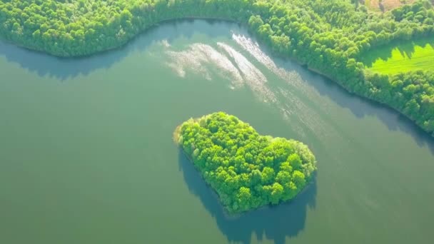 Légi fotózás drón tó és kis sziget alakú szív. — Stock videók
