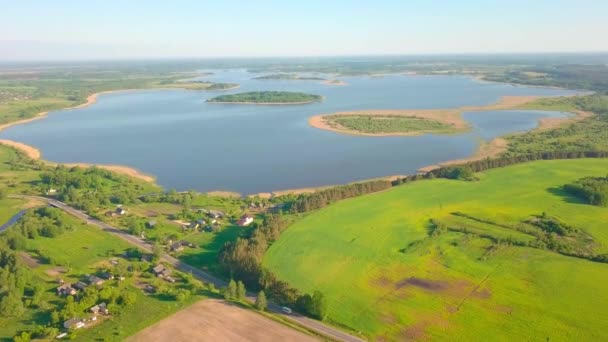 Voando sobre o lago da floresta. lugar pitoresco, grande lago cercado por floresta — Vídeo de Stock