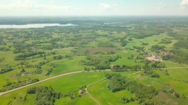 Kırsal bölgedeki Forest Gölü üzerinde İHA uçuruyor. Otoyolda bir kamyon hareket ediyor..