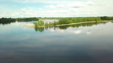 Taiga Orman Gölü 'nün üzerinde uçuyor. Resimli bir yer, büyük bir göl çevresi ormanla çevrili.