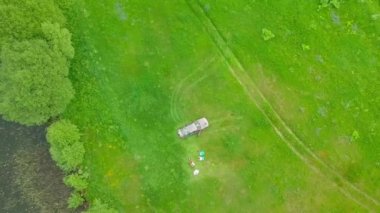 Bir adanın ortasında duran, piknik yapan ya da kamp yapan İHA arabasından ateş etmek.