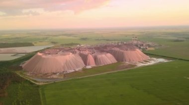Madencilik atık imhası ve çevresel hasarın kuş bakışı görüntüsü.