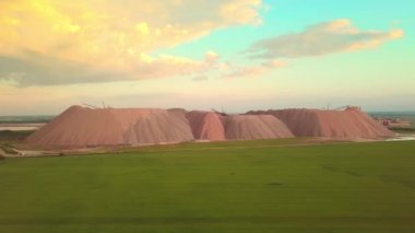 Madencilik atık imhası ve çevresel hasarın kuş bakışı görüntüsü.