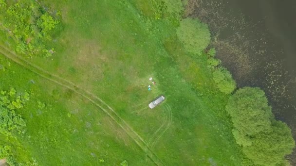 Střelba z drone auta stojící uprostřed ostrova, piknik nebo kempování. — Stock video