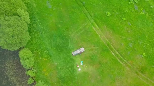 Strzelanie z drona samochód stojący na środku wyspy, Piknik lub camping. — Wideo stockowe