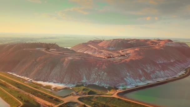 Vista de pájaro de la eliminación de residuos mineros y daños ambientales. — Vídeo de stock