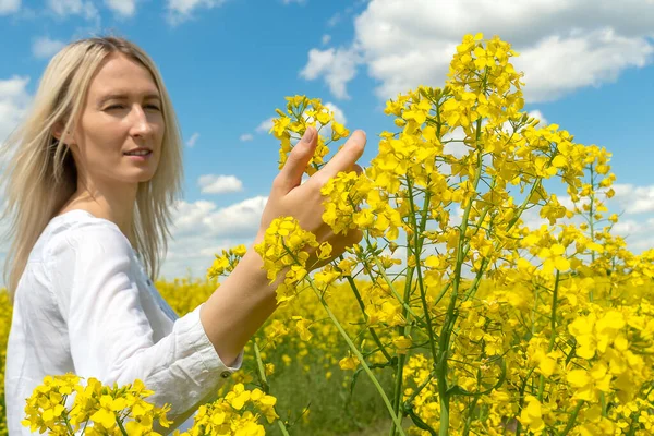 Young Blonde Woman White Shirt Stands Middle Rapeseed Field Looks — Stok Foto