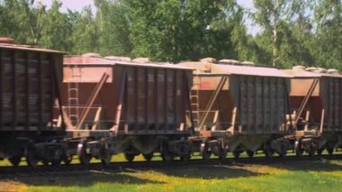 Yük treni raylarda hareket eder. Tank Araba Taşıma Treni