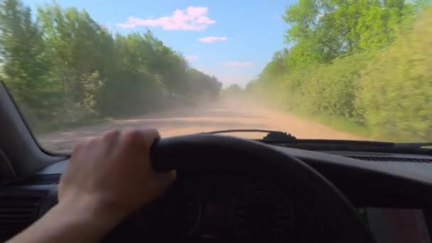 Auto corsa per la velocità su strada sterrata ghiaia, calci in polvere. fotocamera in prima persona — Video Stock